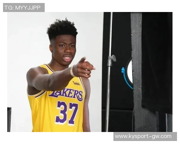 雄鹿需裁掉一名双向球员才能签下字母弟以增强球队实力 雄鹿需裁掉一名双向球员才能签下字母弟以增强球队实力